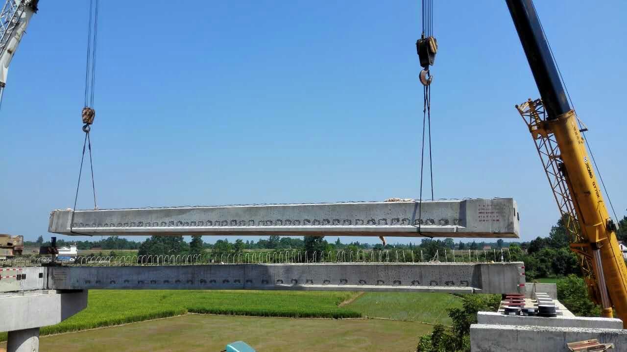 g319g207常德城区段改线工程a合同段完成草坪村中桥空心板两跨架设